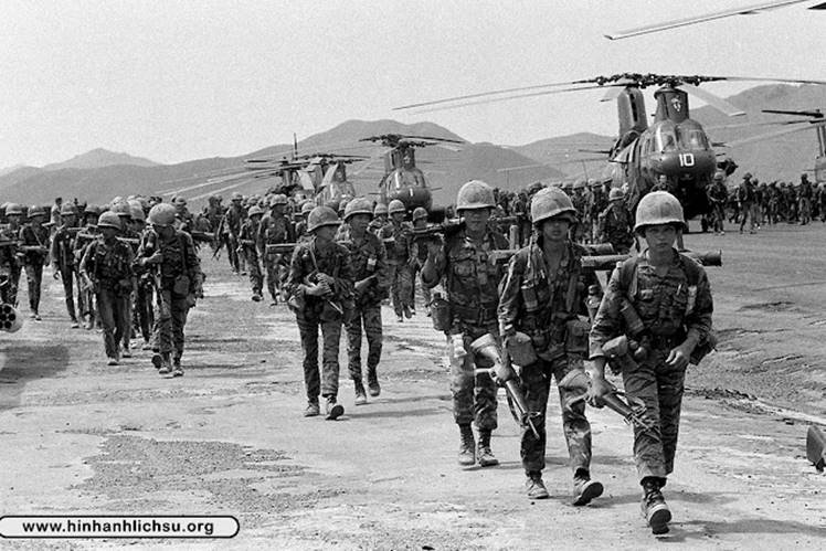 May+13%252C+1972+-+South+Vietnamese+Marines+walk+to+load-up+points+at+the+start+of+counter-offensive+against+North+Vietnamese-hled+territory+near+Quang+Tri+City_result