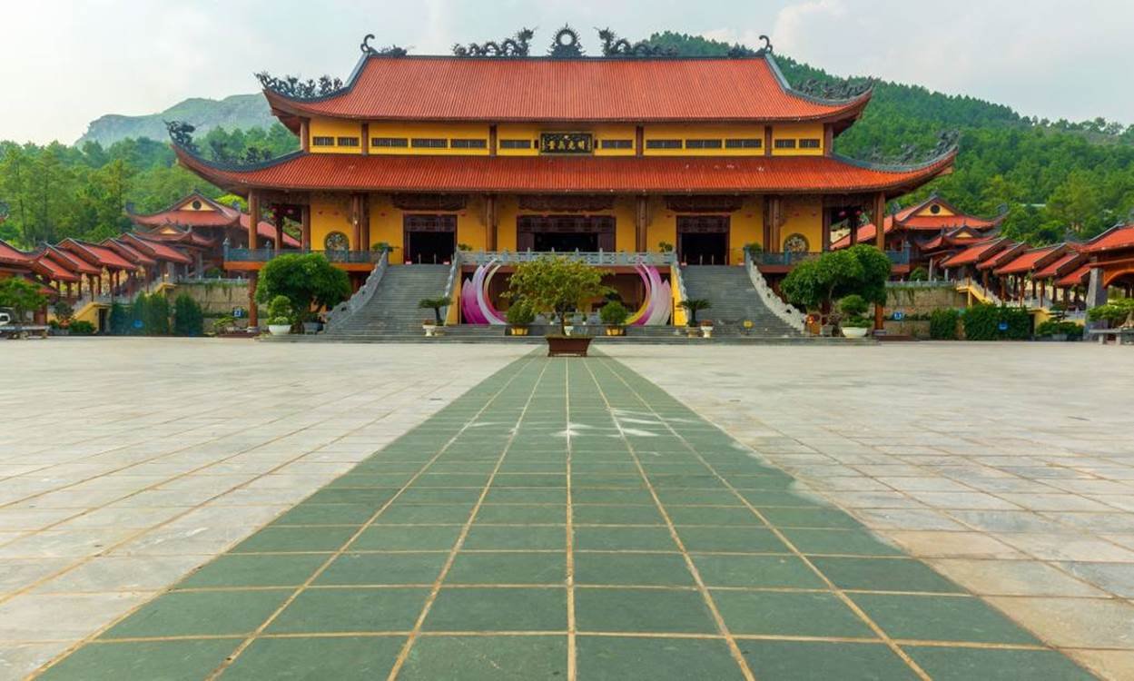 A long shot of Hue
Description automatically generated